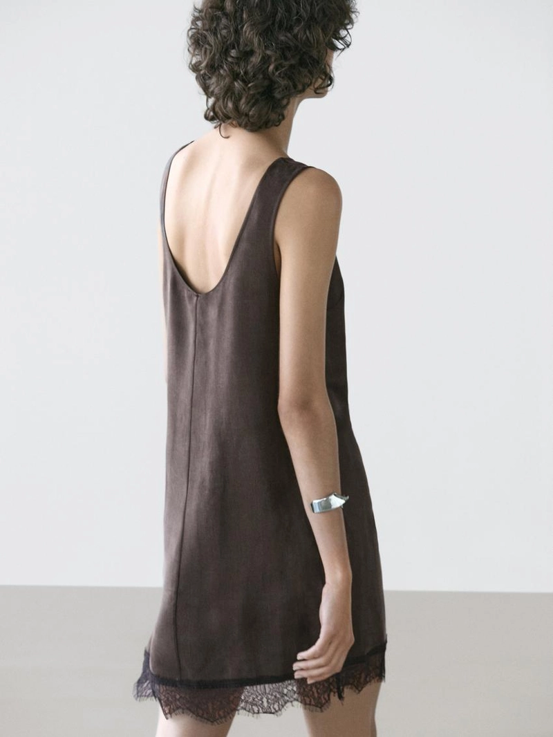 Платье с кружевными деталями