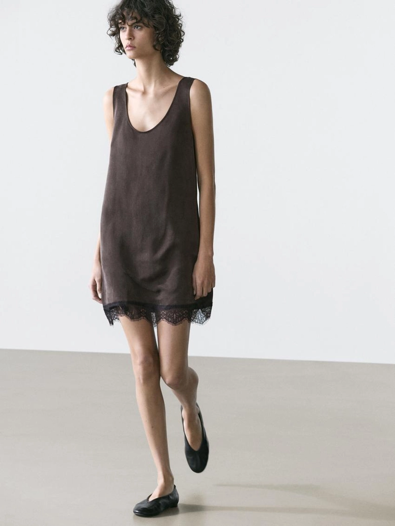 Платье с кружевными деталями