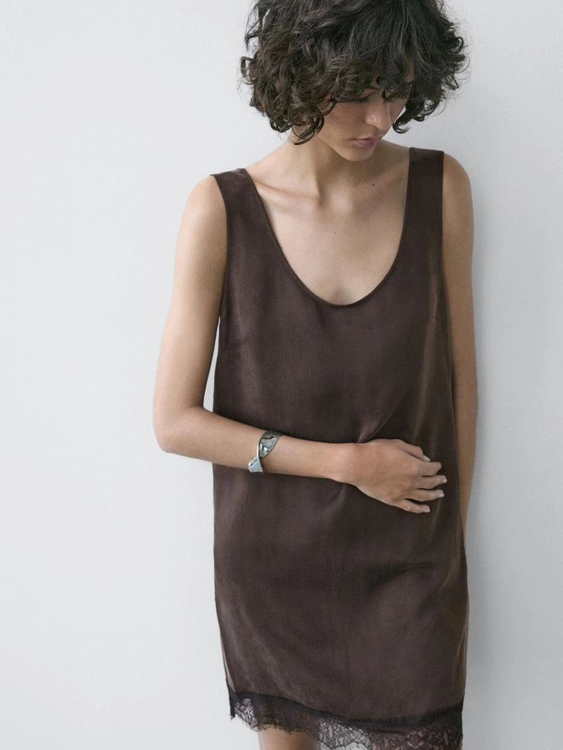 Платье с кружевными деталями