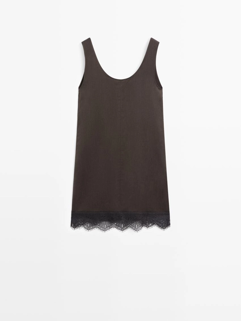 Платье с кружевными деталями