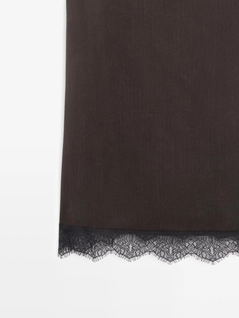 Платье с кружевными деталями