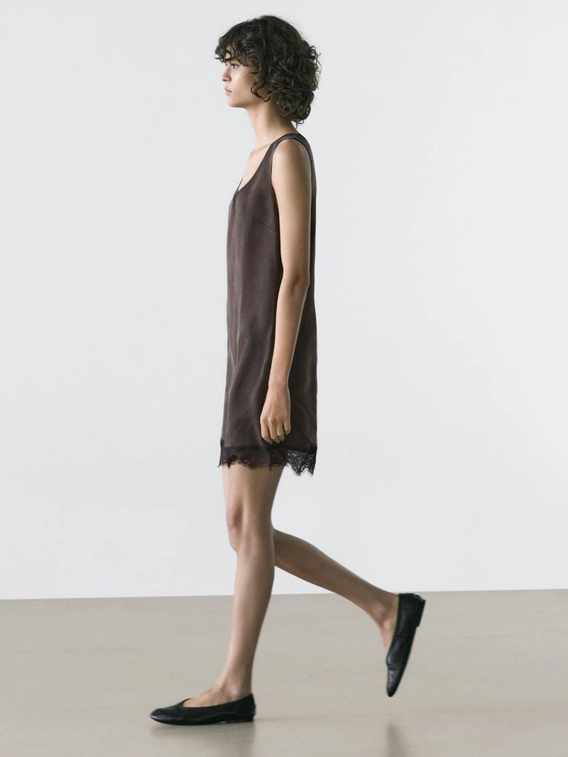 Платье с кружевными деталями