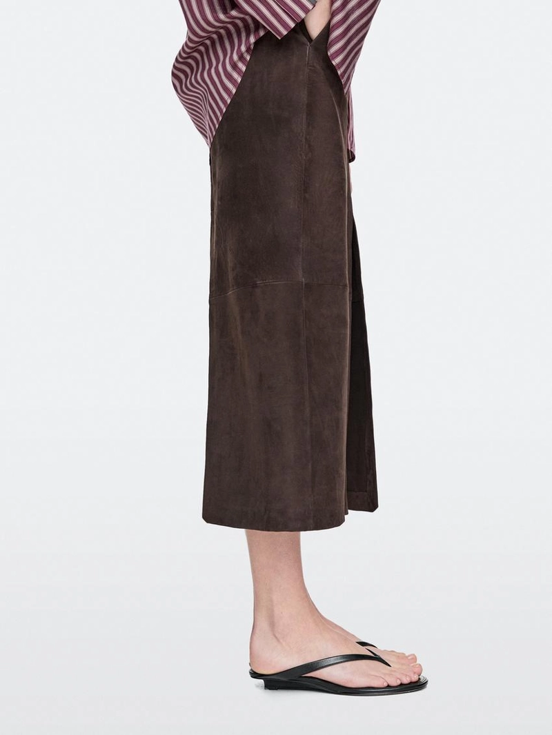 Босоножки на среднем каблуке с разделяющим пальцем