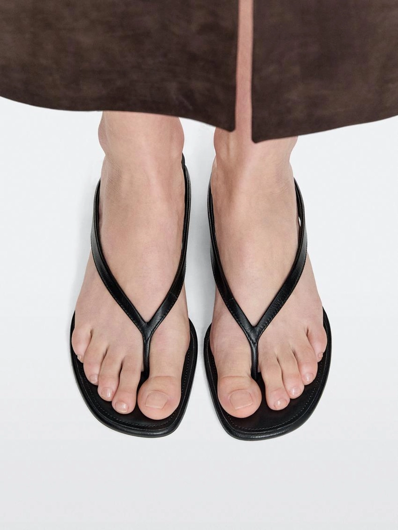 Босоножки на среднем каблуке с разделяющим пальцем