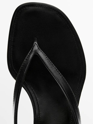 Босоножки на среднем каблуке с разделяющим пальцем- Заказать в России