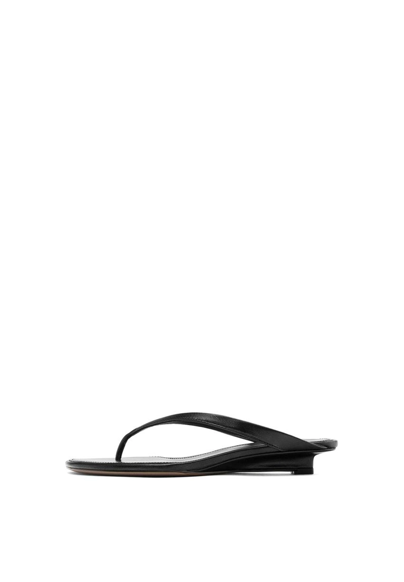 Босоножки на среднем каблуке с разделяющим пальцем