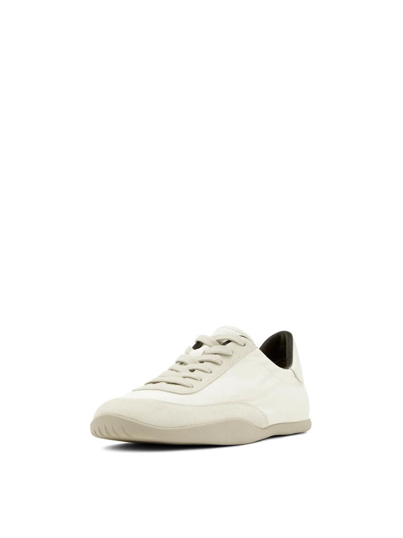 Кроссовки с контрастной отделкой