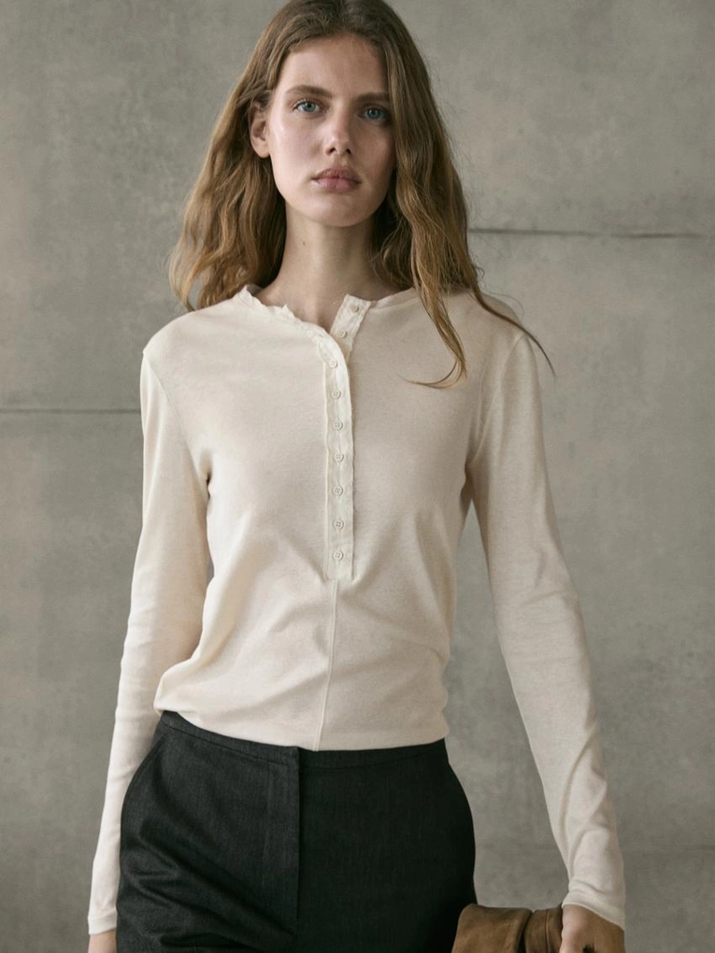 Футболка из хлопка с пуговицами