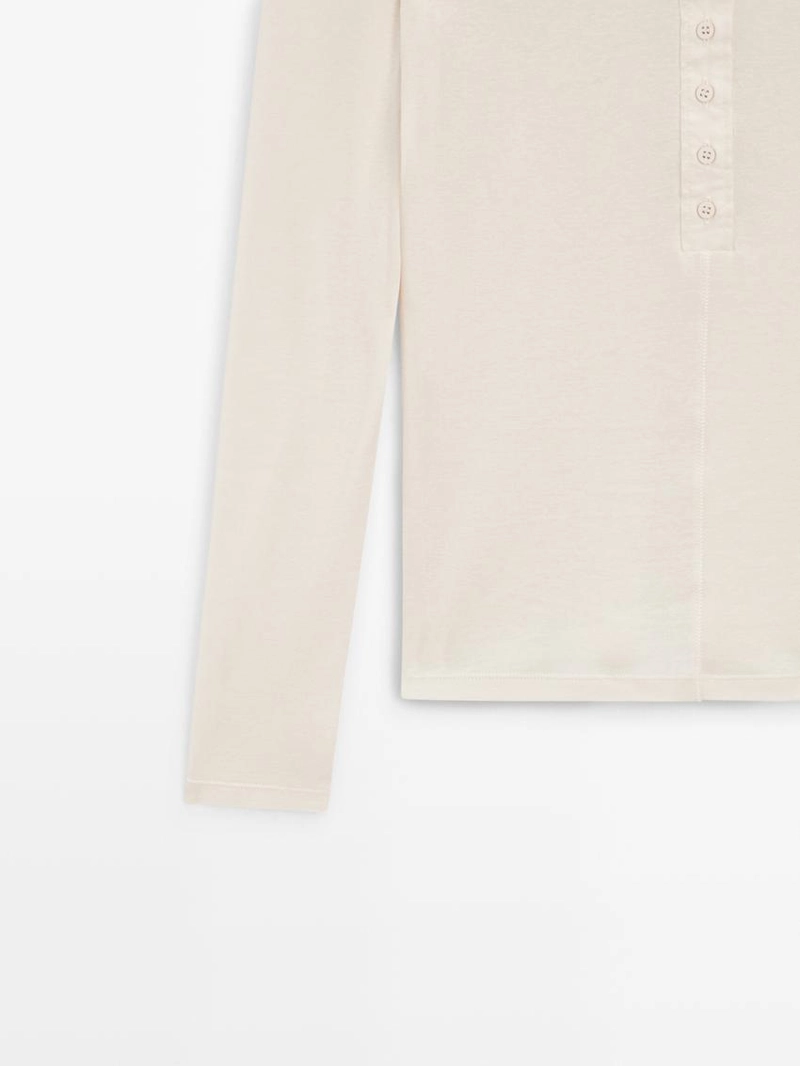 Футболка из хлопка с пуговицами