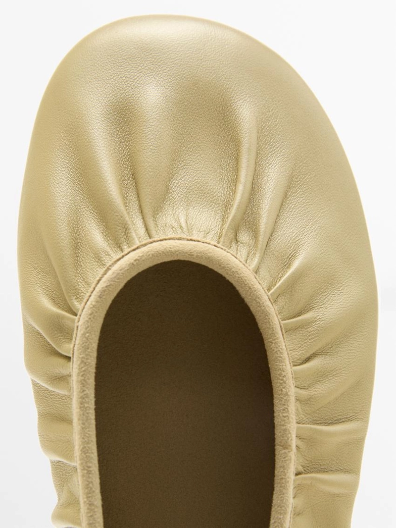 Туфли на плоской подошве из мягкой кожи с деталями в складку