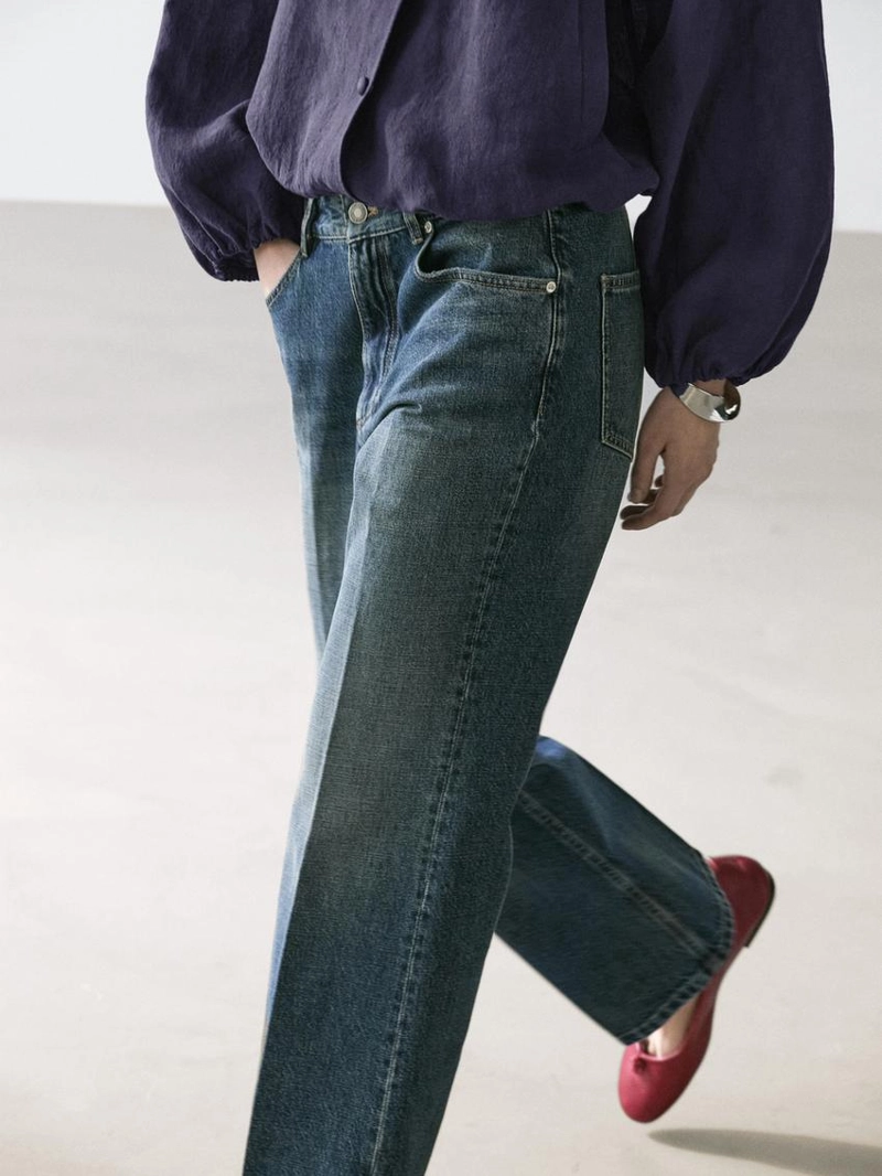 Джинсы синего цвета со средней посадкой и расклешенными штанинами