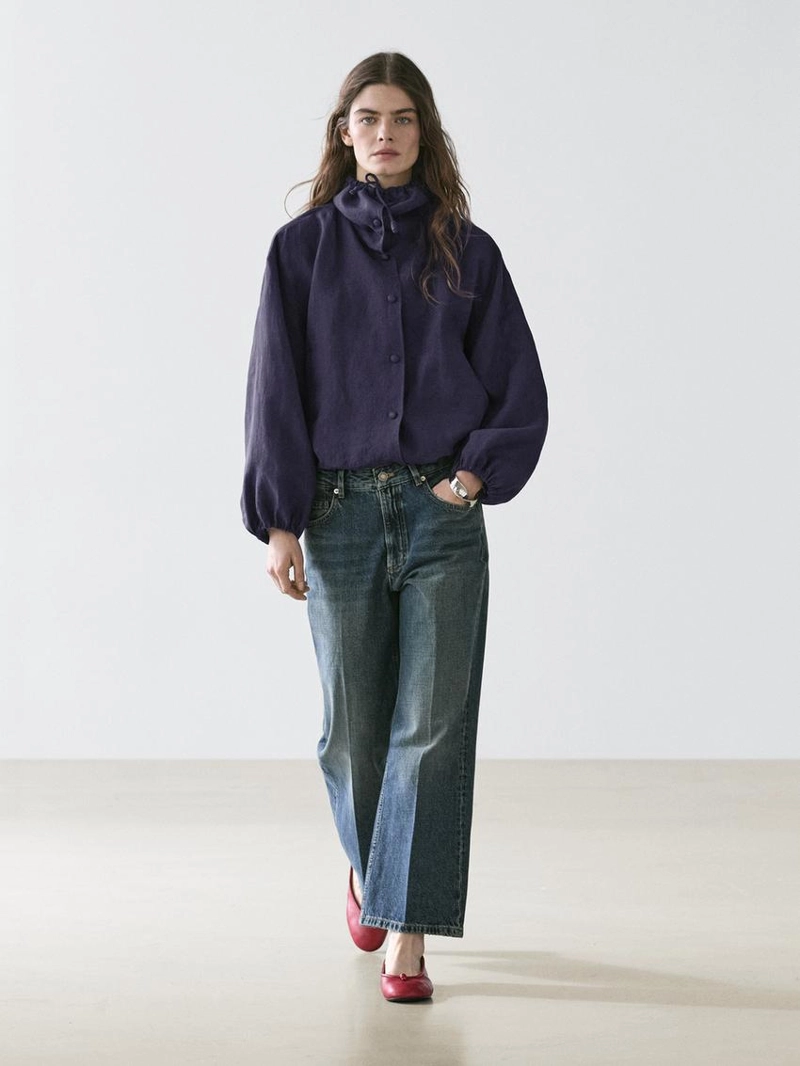 Джинсы синего цвета со средней посадкой и расклешенными штанинами