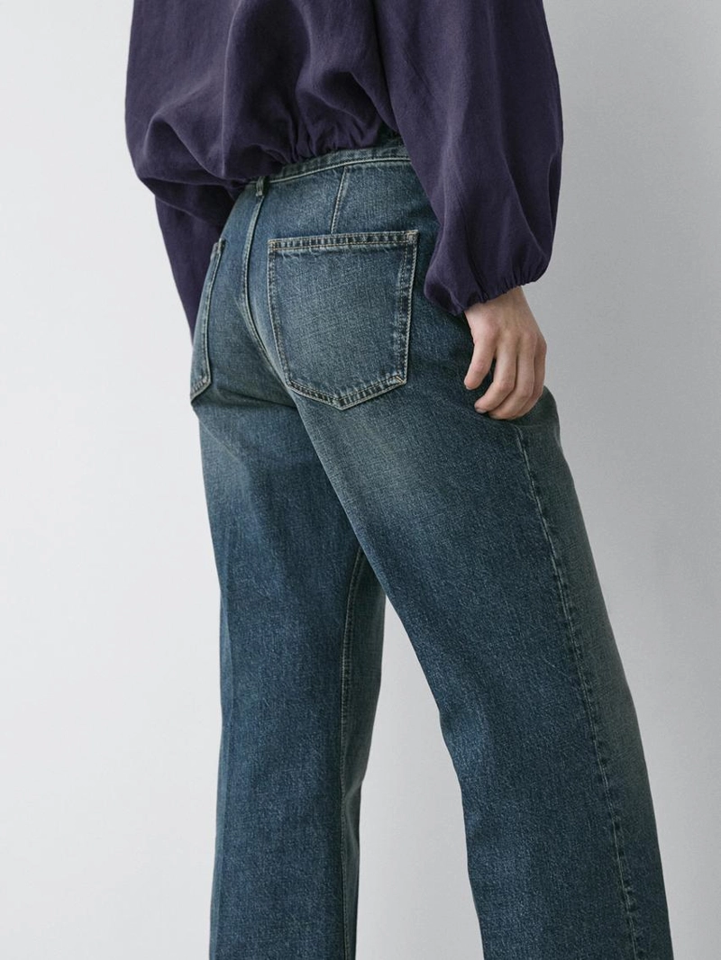 Джинсы синего цвета со средней посадкой и расклешенными штанинами