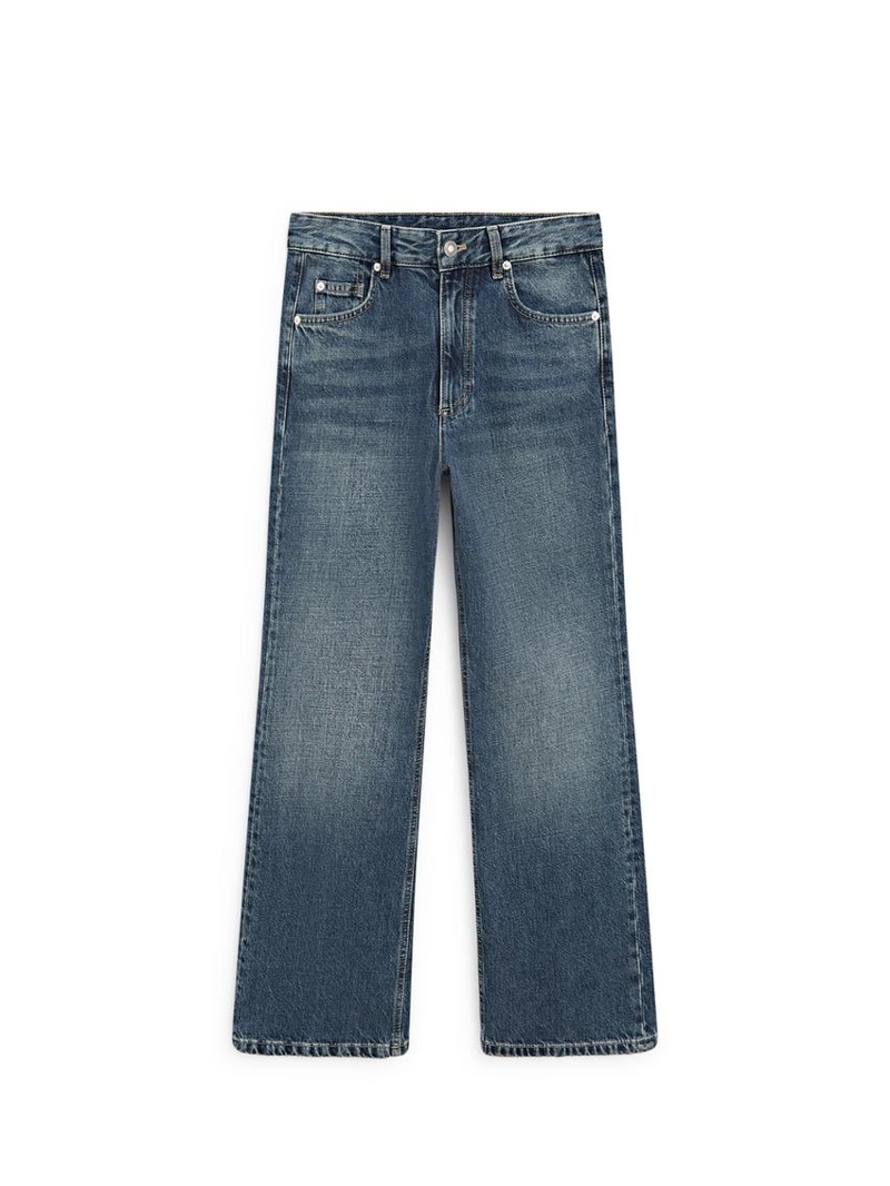 Джинсы синего цвета со средней посадкой и расклешенными штанинами