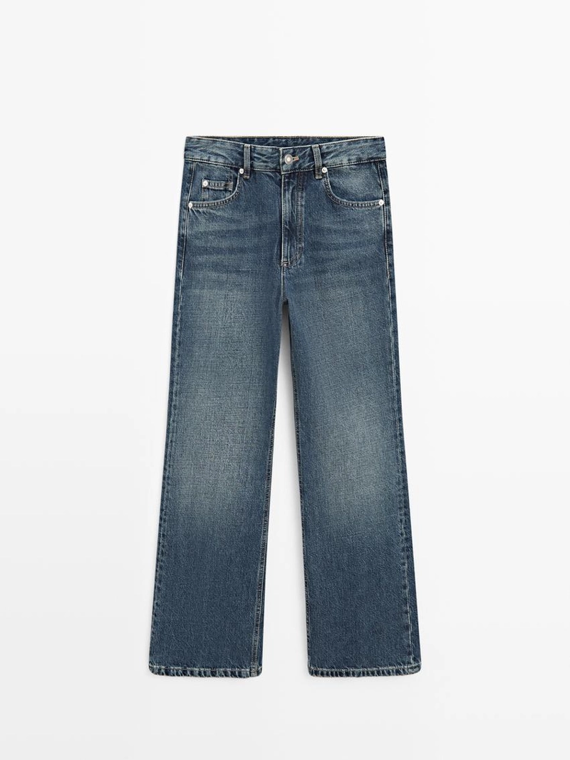 Джинсы синего цвета со средней посадкой и расклешенными штанинами