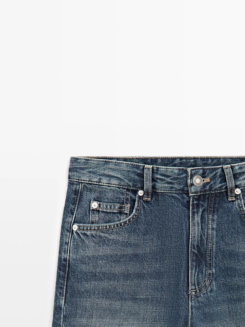 Джинсы синего цвета со средней посадкой и расклешенными штанинами