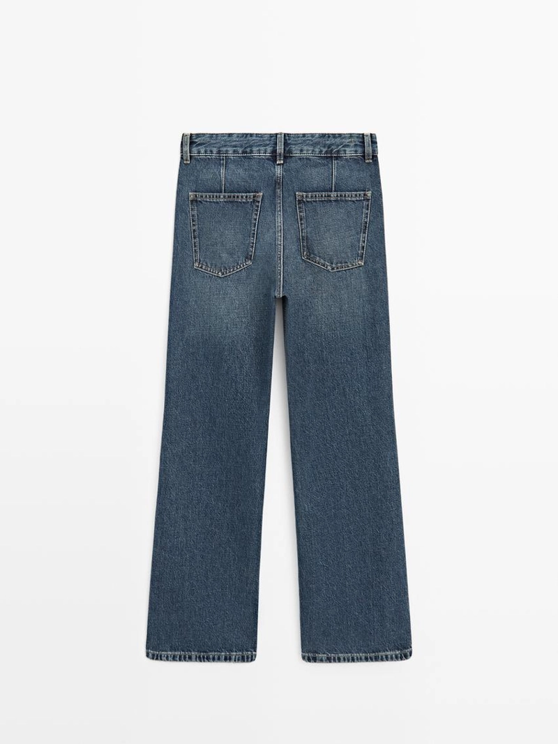 Джинсы синего цвета со средней посадкой и расклешенными штанинами