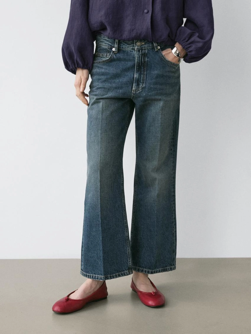 Джинсы синего цвета со средней посадкой и расклешенными штанинами