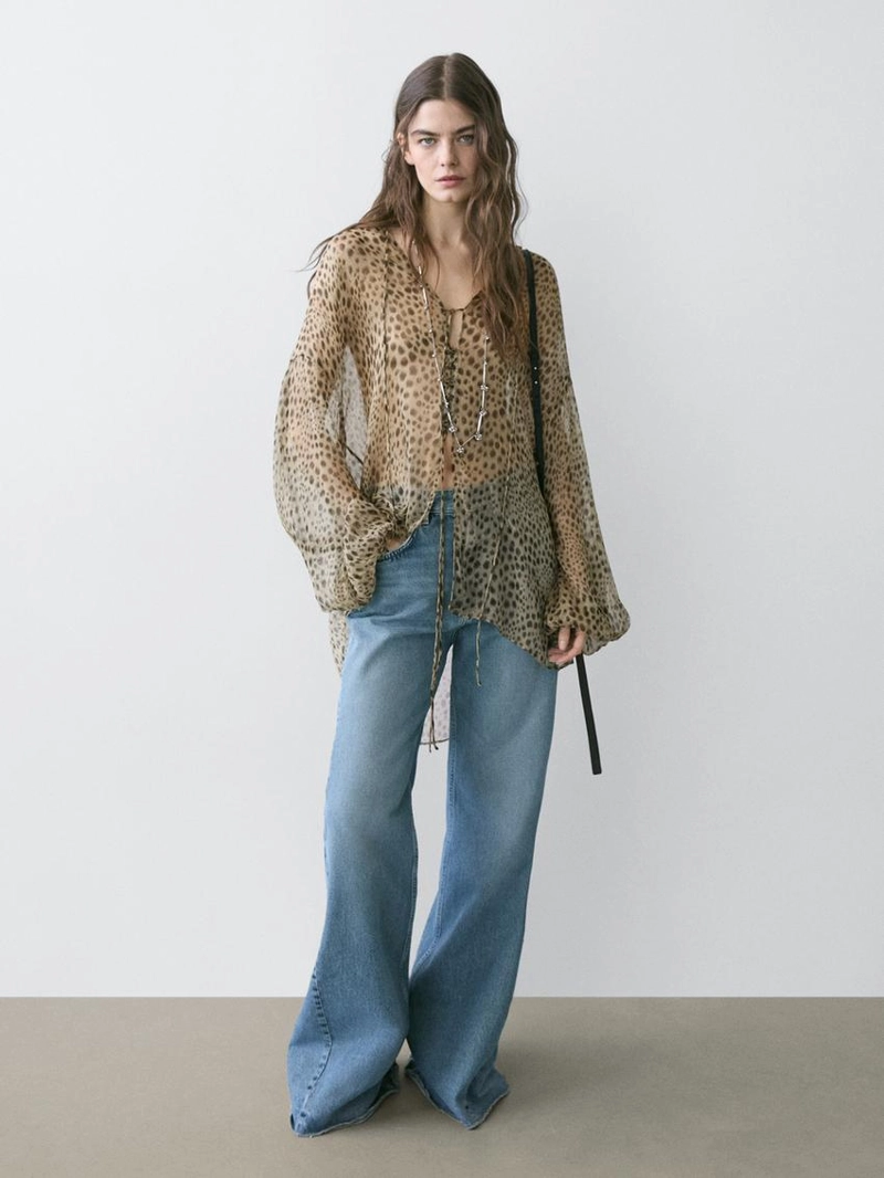 Джинсы с высокой талией и разрезом внизу