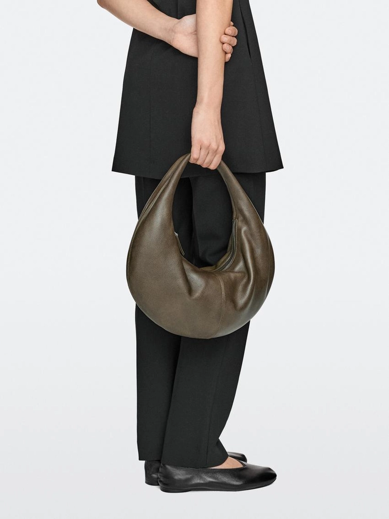 Сумка из натуральной кожи в форме полумесяца