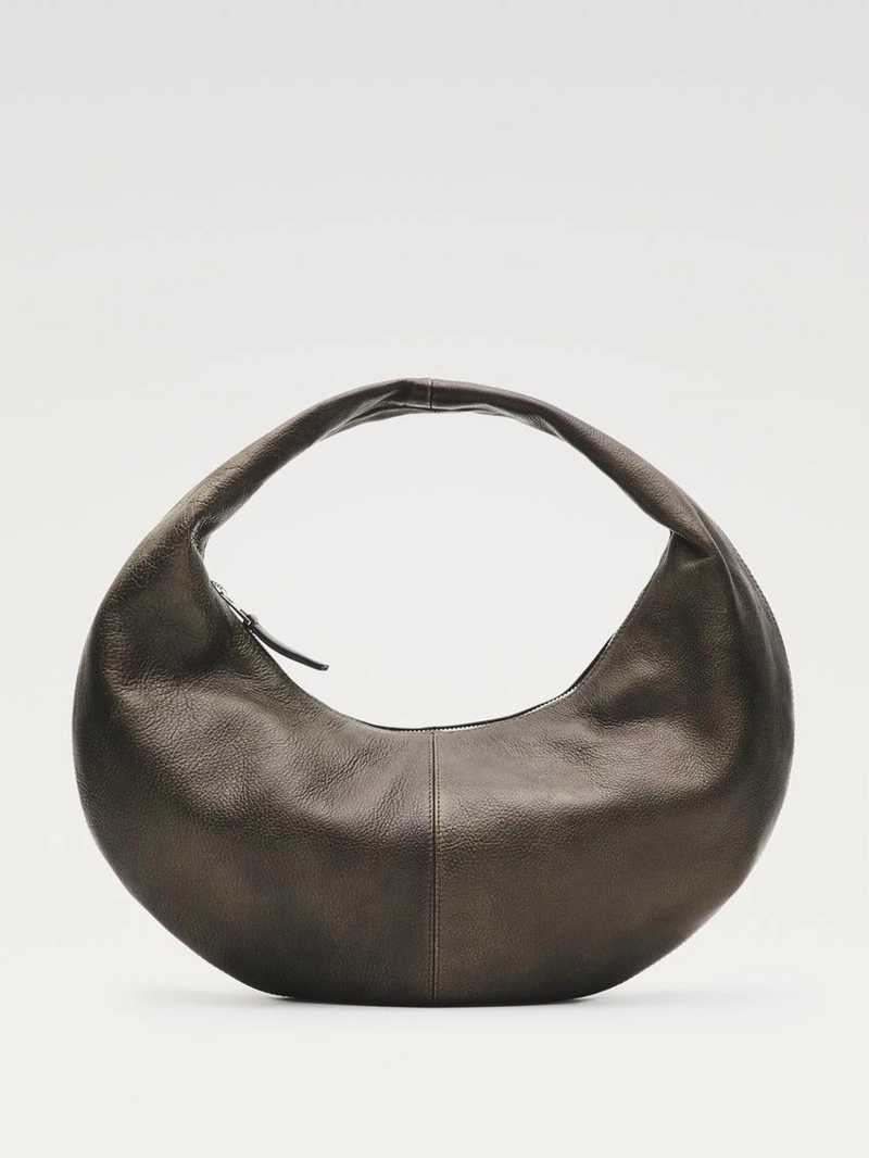 Сумка из натуральной кожи в форме полумесяца