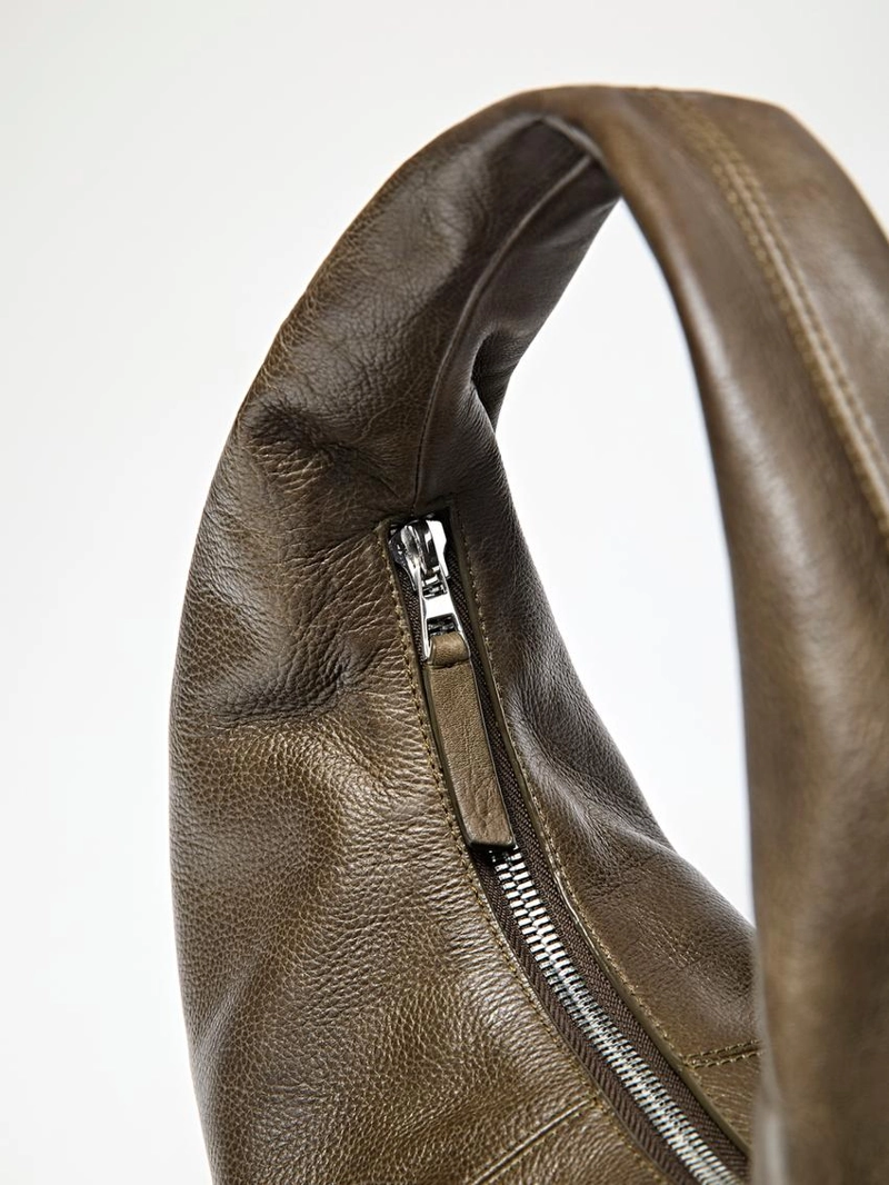 Сумка из натуральной кожи в форме полумесяца