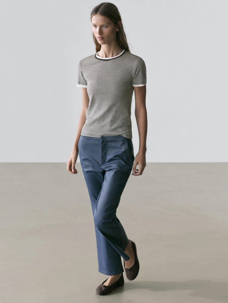 Брюки-клеш облегающего кроя с укороченными штанинами