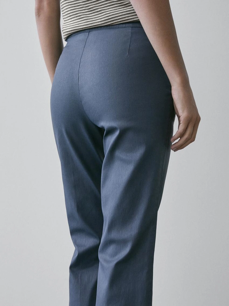 Брюки-клеш облегающего кроя с укороченными штанинами