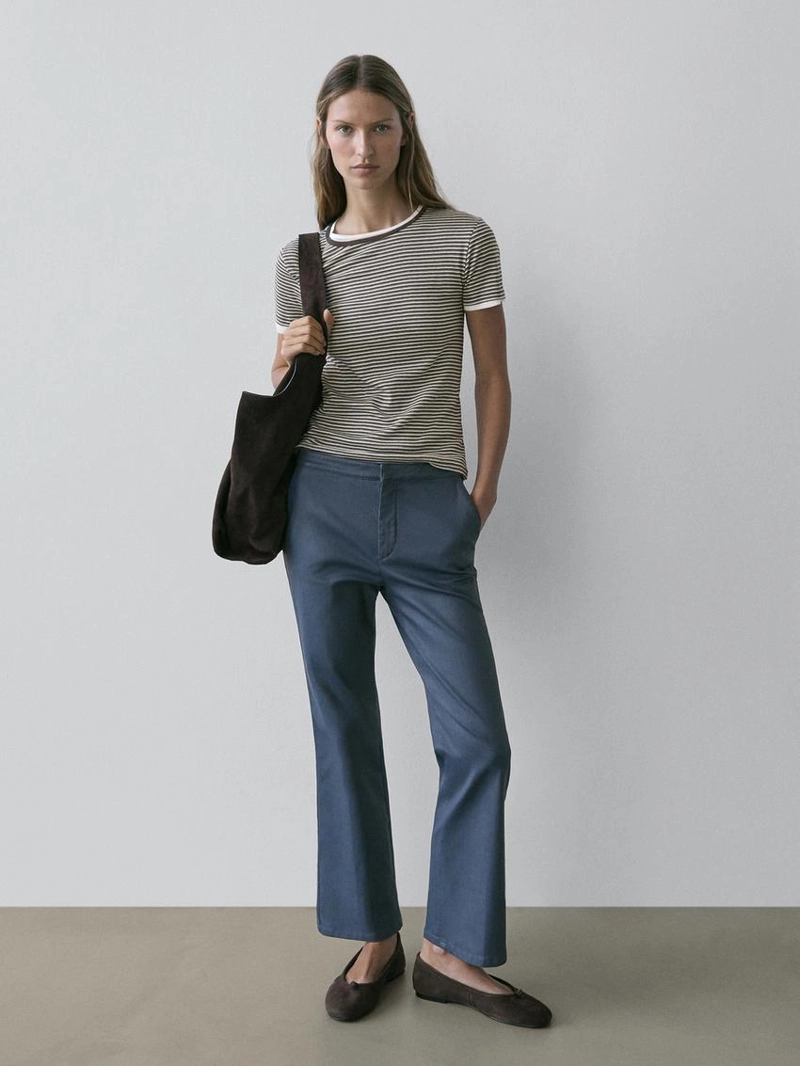 Брюки-клеш облегающего кроя с укороченными штанинами