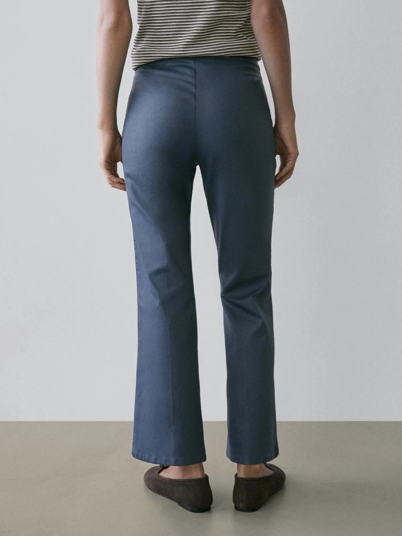 Брюки-клеш облегающего кроя с укороченными штанинами