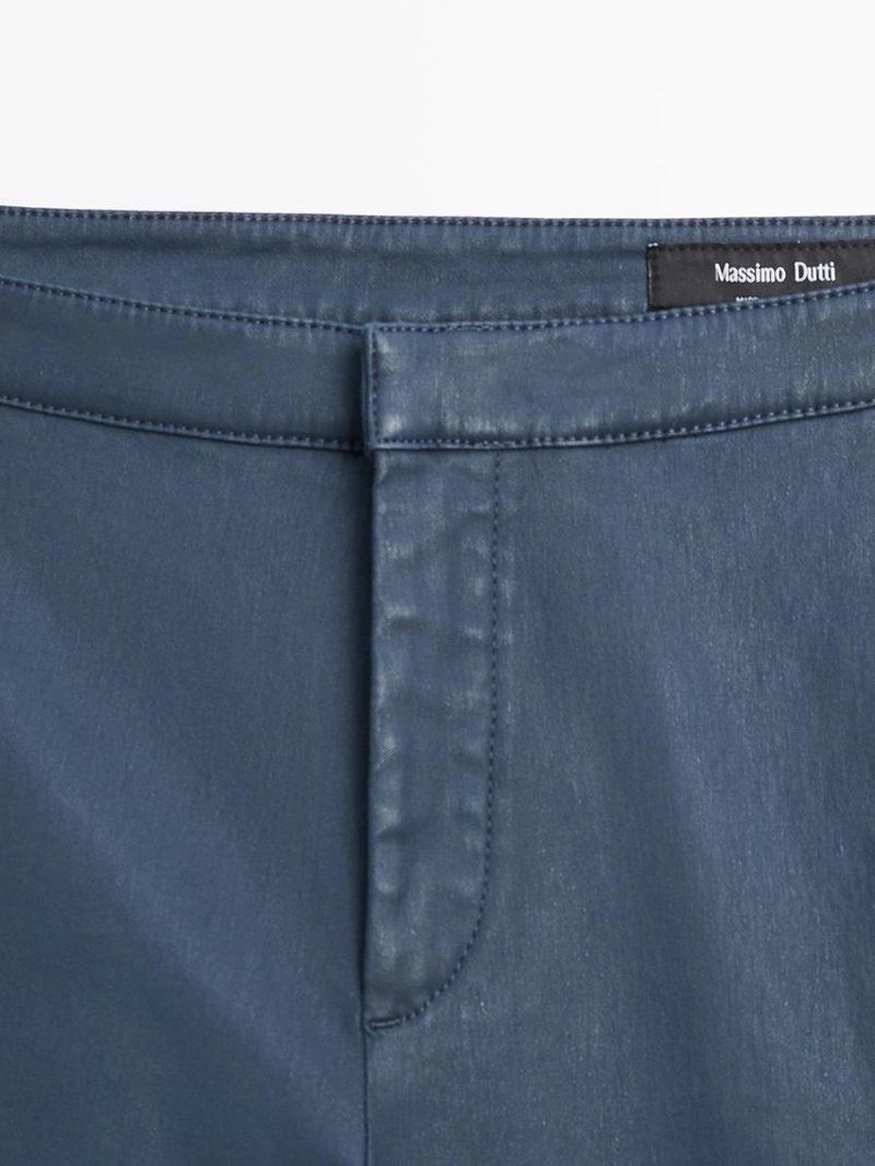 Брюки-клеш облегающего кроя с укороченными штанинами