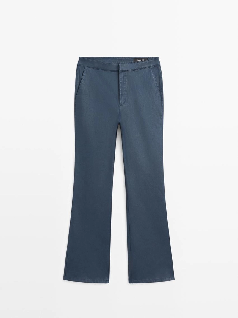 Брюки-клеш облегающего кроя с укороченными штанинами