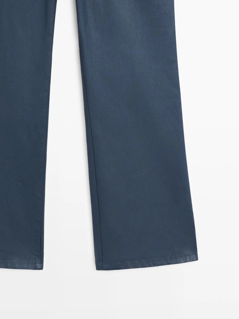 Брюки-клеш облегающего кроя с укороченными штанинами