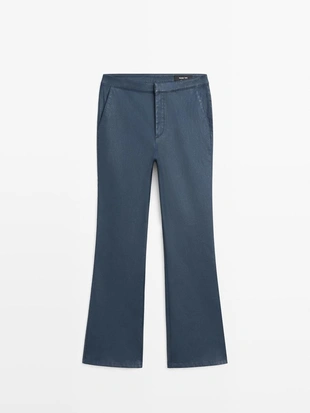 Брюки-клеш облегающего кроя с укороченными штанинами- Заказать в России