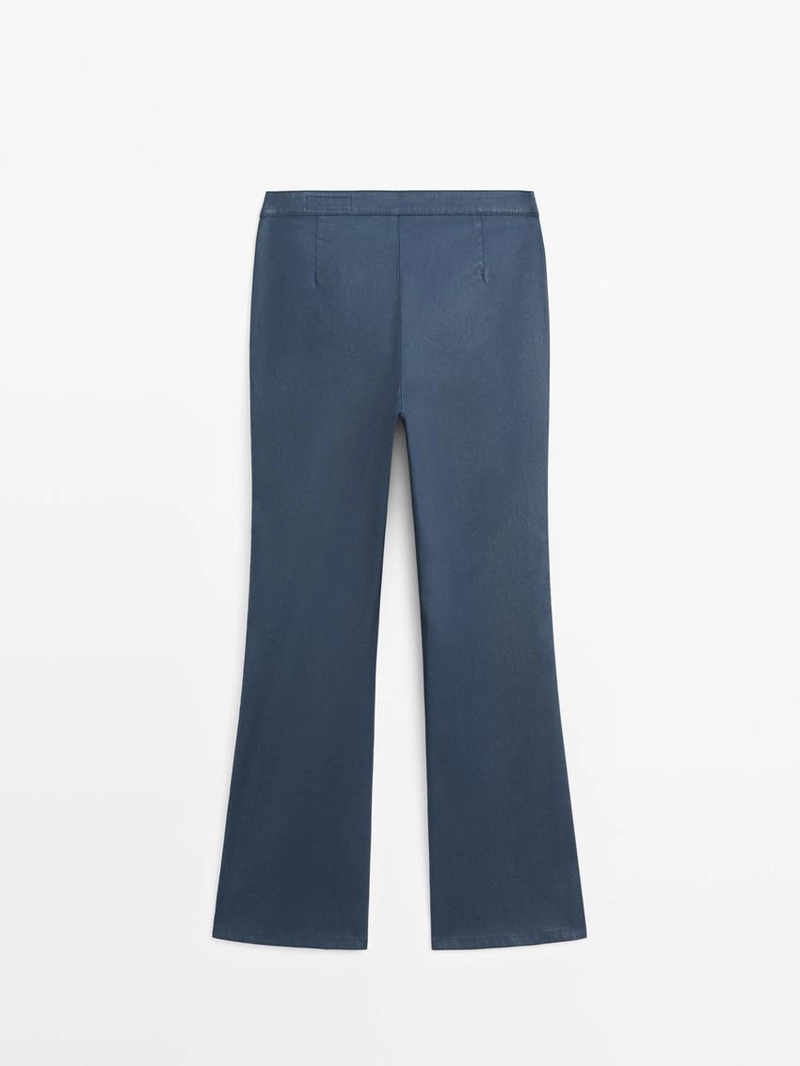 Брюки-клеш облегающего кроя с укороченными штанинами