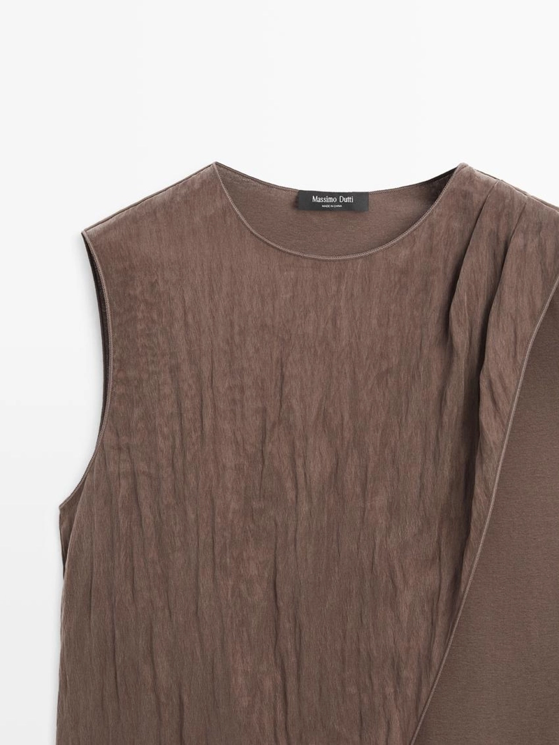 Топ с перекрещивающимися линиями и деталью шарфика на плече