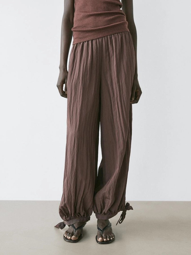 Потоковые зауженные брюки