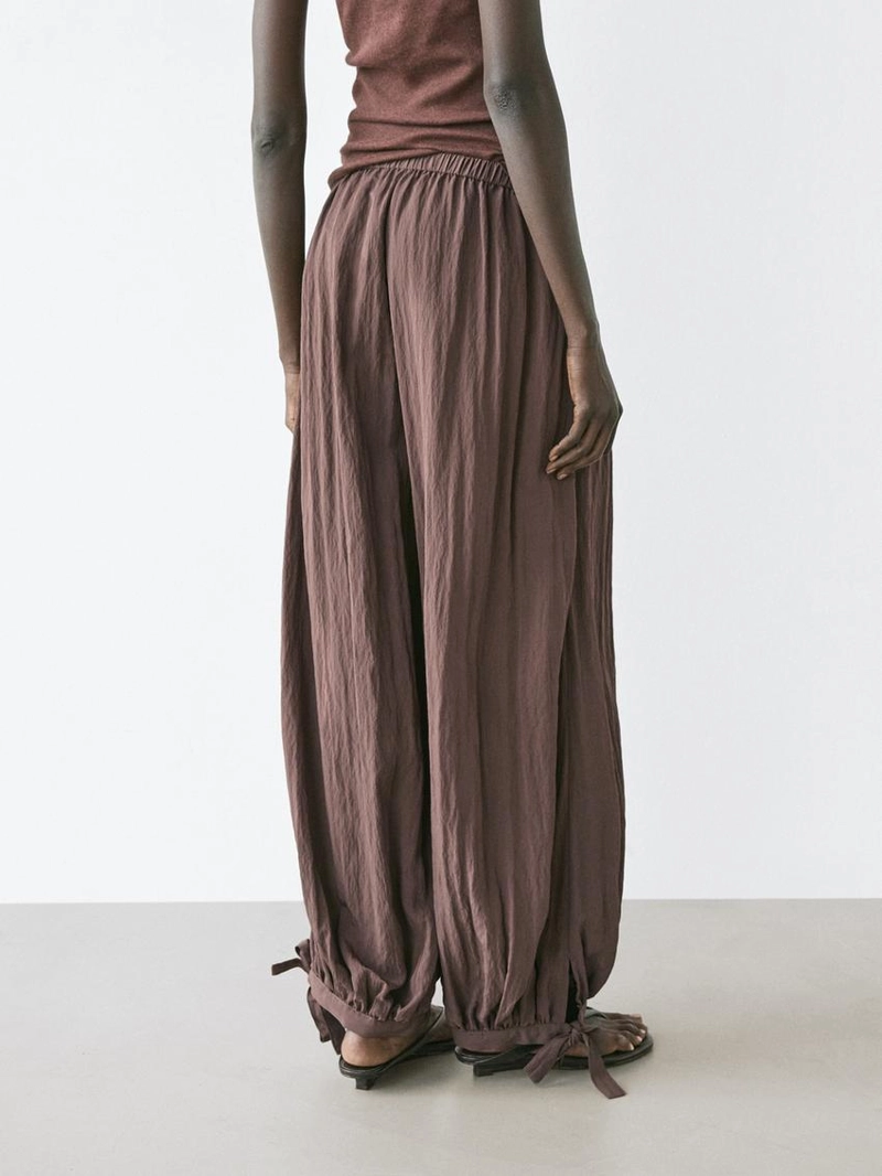 Потоковые зауженные брюки