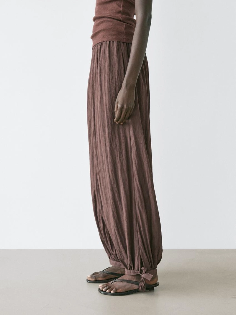 Потоковые зауженные брюки