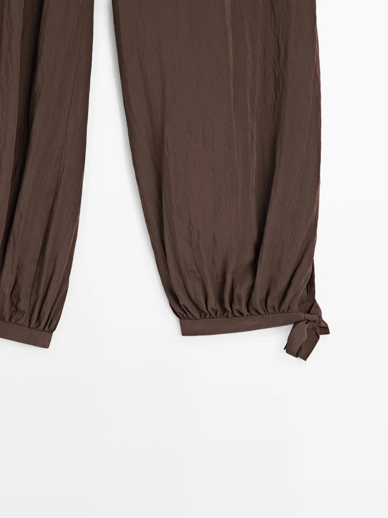 Потоковые зауженные брюки