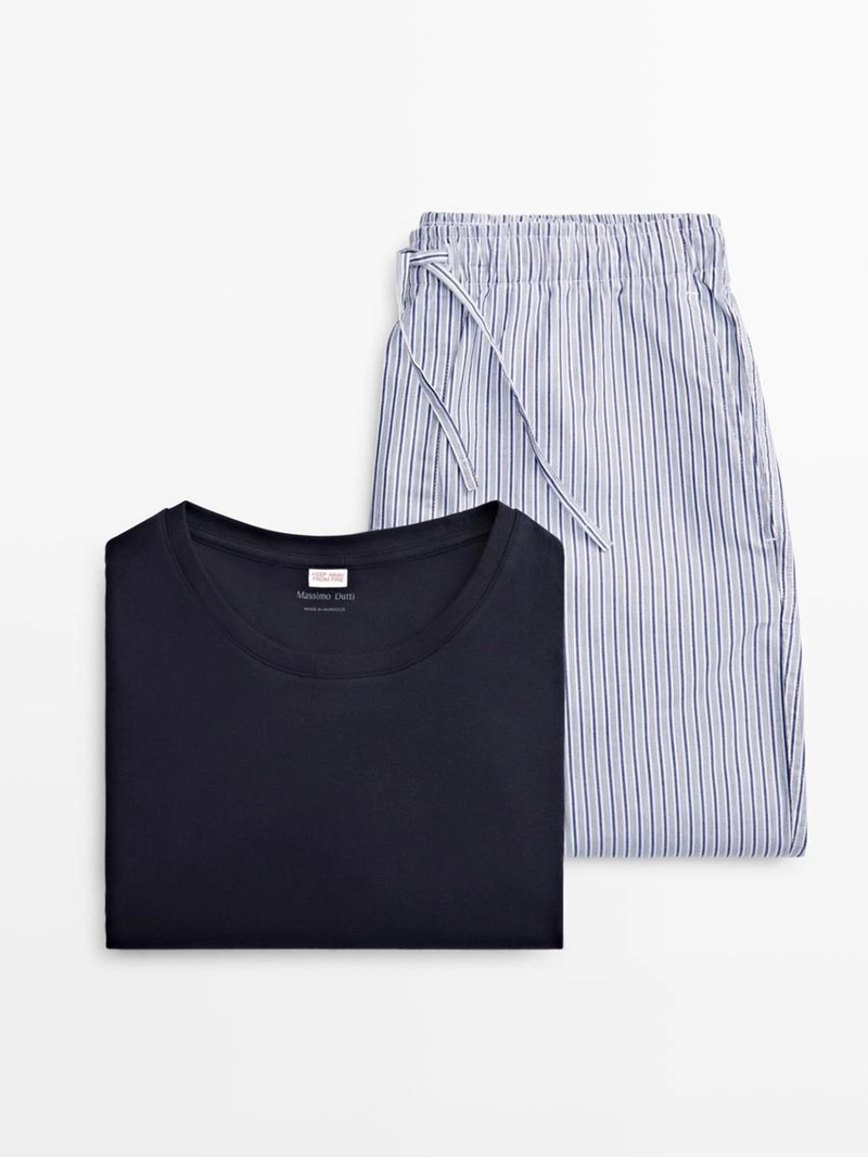 Футболка с коротким рукавом и полосатые брюки пижамы