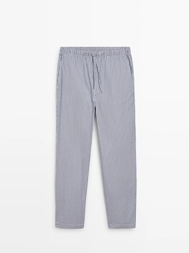 Футболка с коротким рукавом и полосатые брюки пижамы