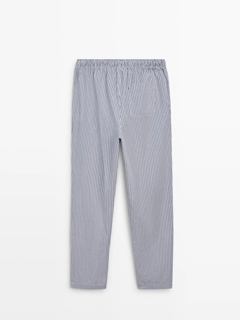 Футболка с коротким рукавом и полосатые брюки пижамы