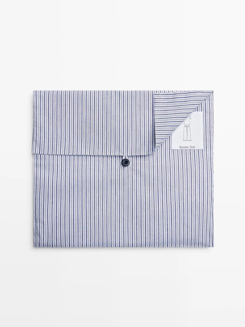 Футболка с коротким рукавом и полосатые брюки пижамы