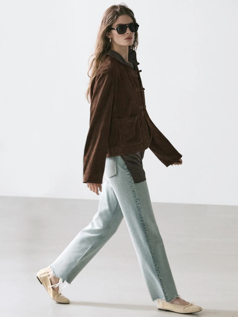 Короткая кожаная куртка из замши