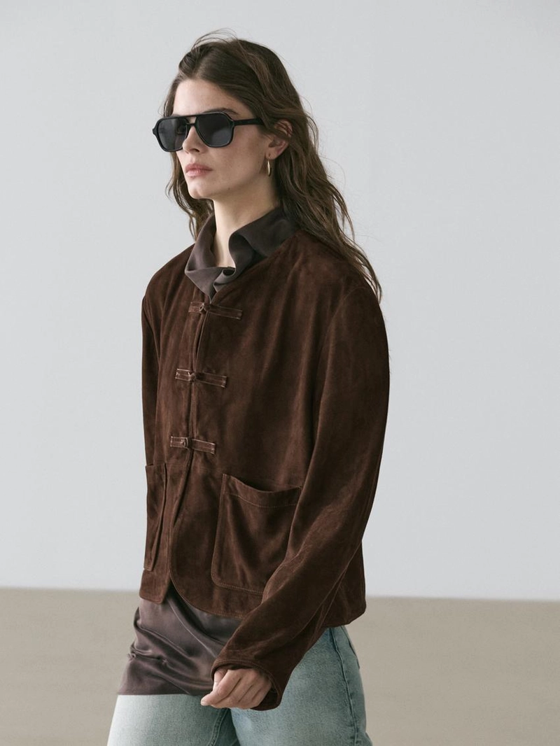 Короткая кожаная куртка из замши