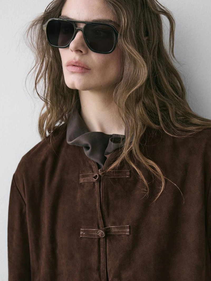 Короткая кожаная куртка из замши