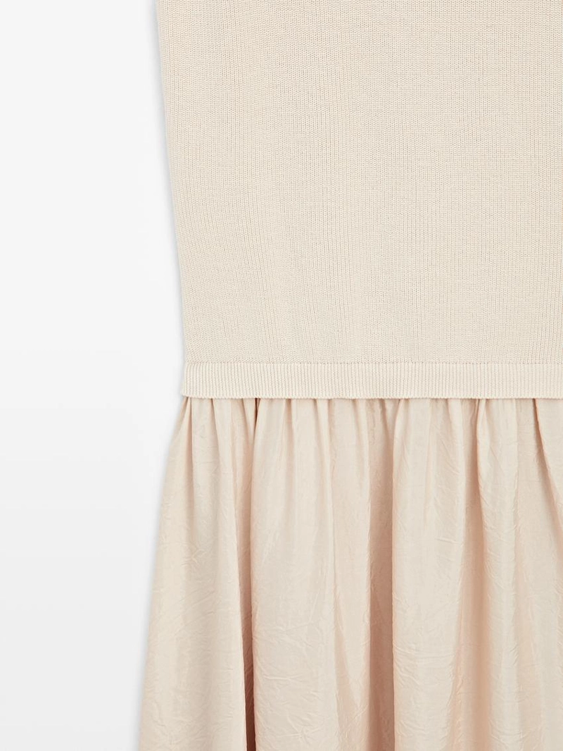 Платье с контрастными бретелями