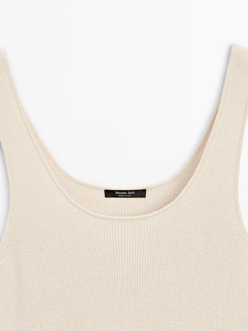 Платье с контрастными бретелями