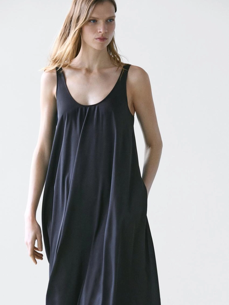 Платье с линией полоски и бретельками